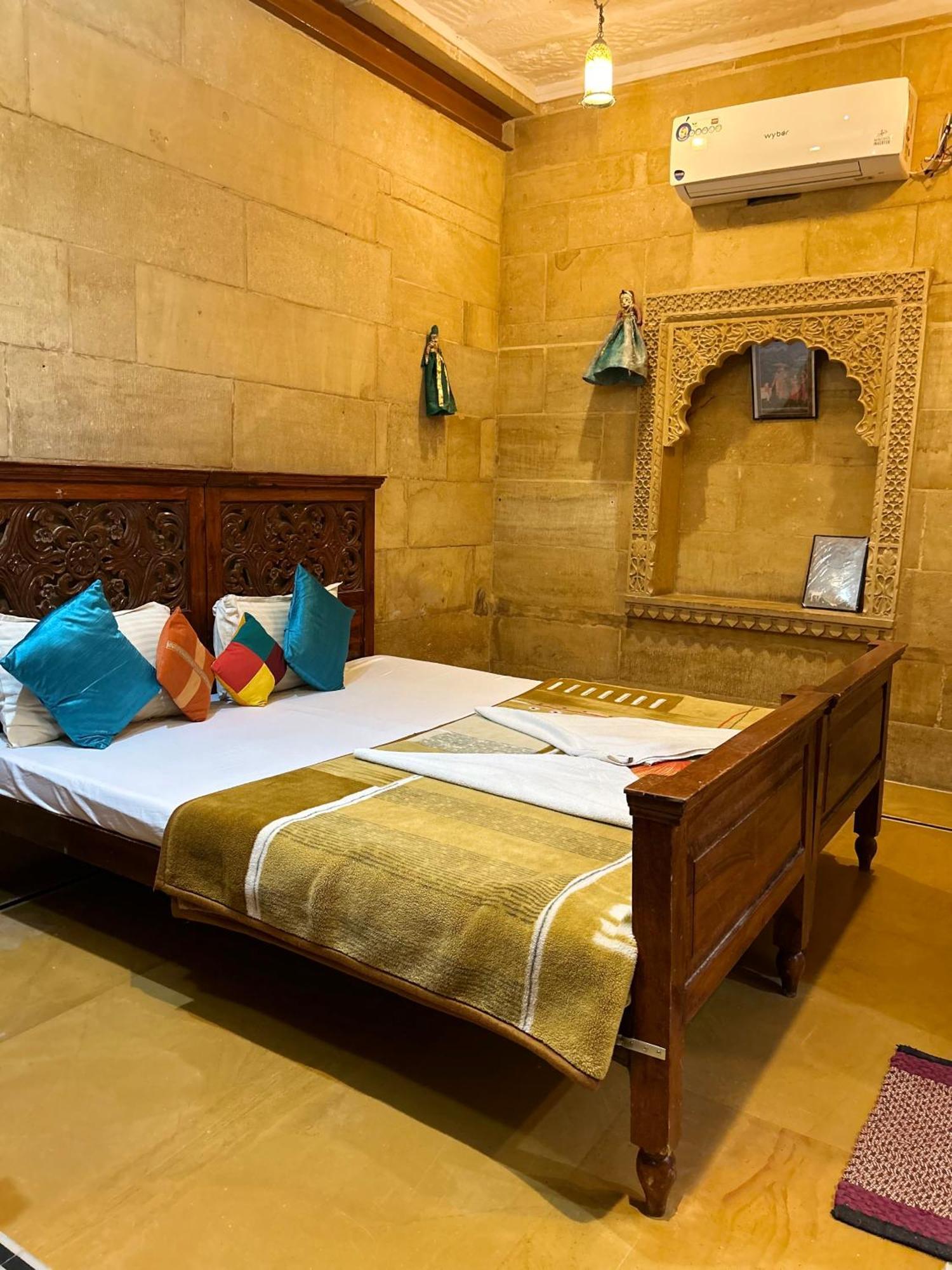 Hotel Pol Haveli Jaisalmer Bagian luar foto